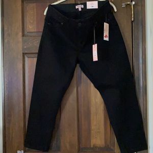 NWT Juicy Couture Black mid-rise Capri